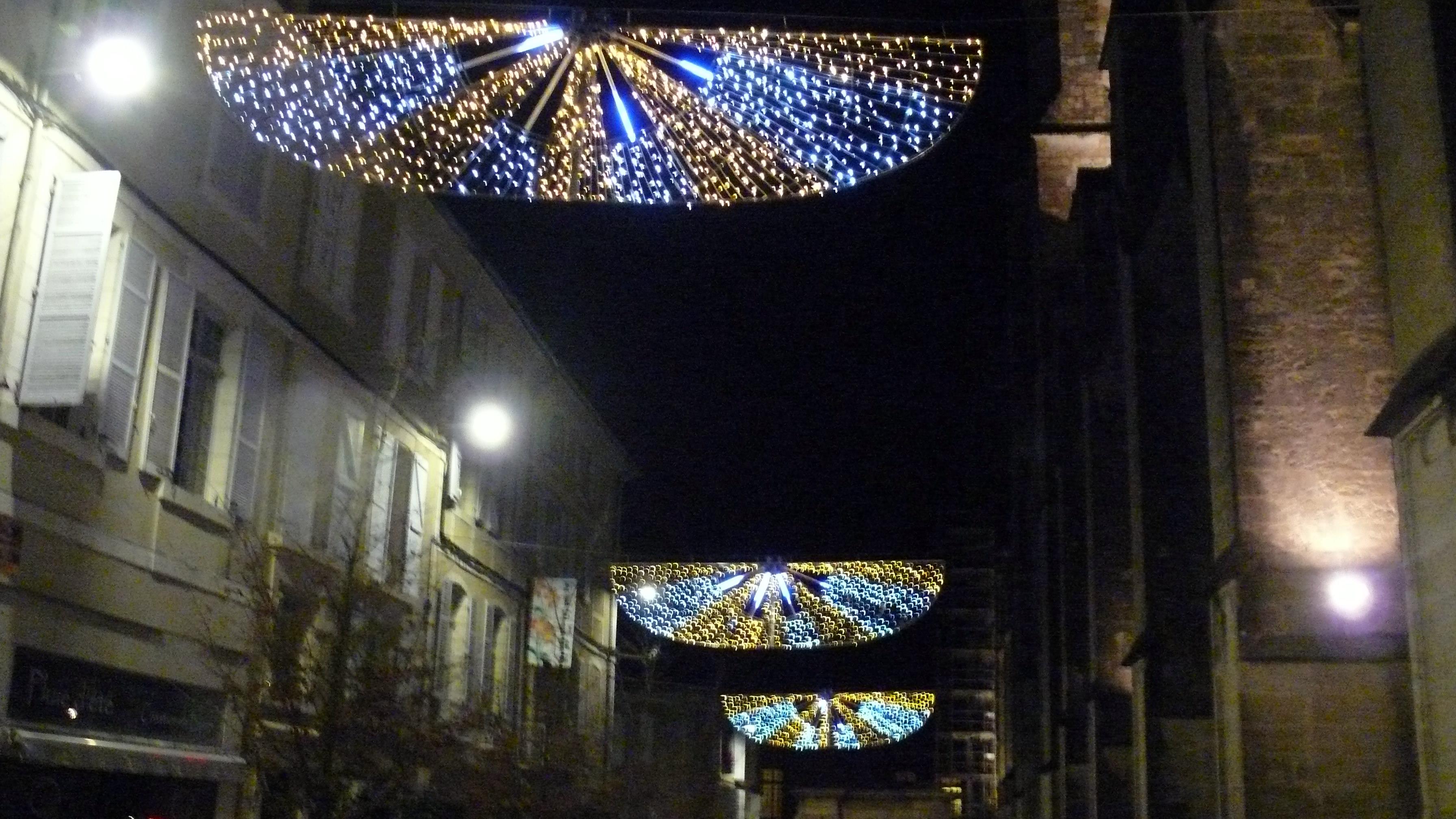 Rue menant à la préfecture.