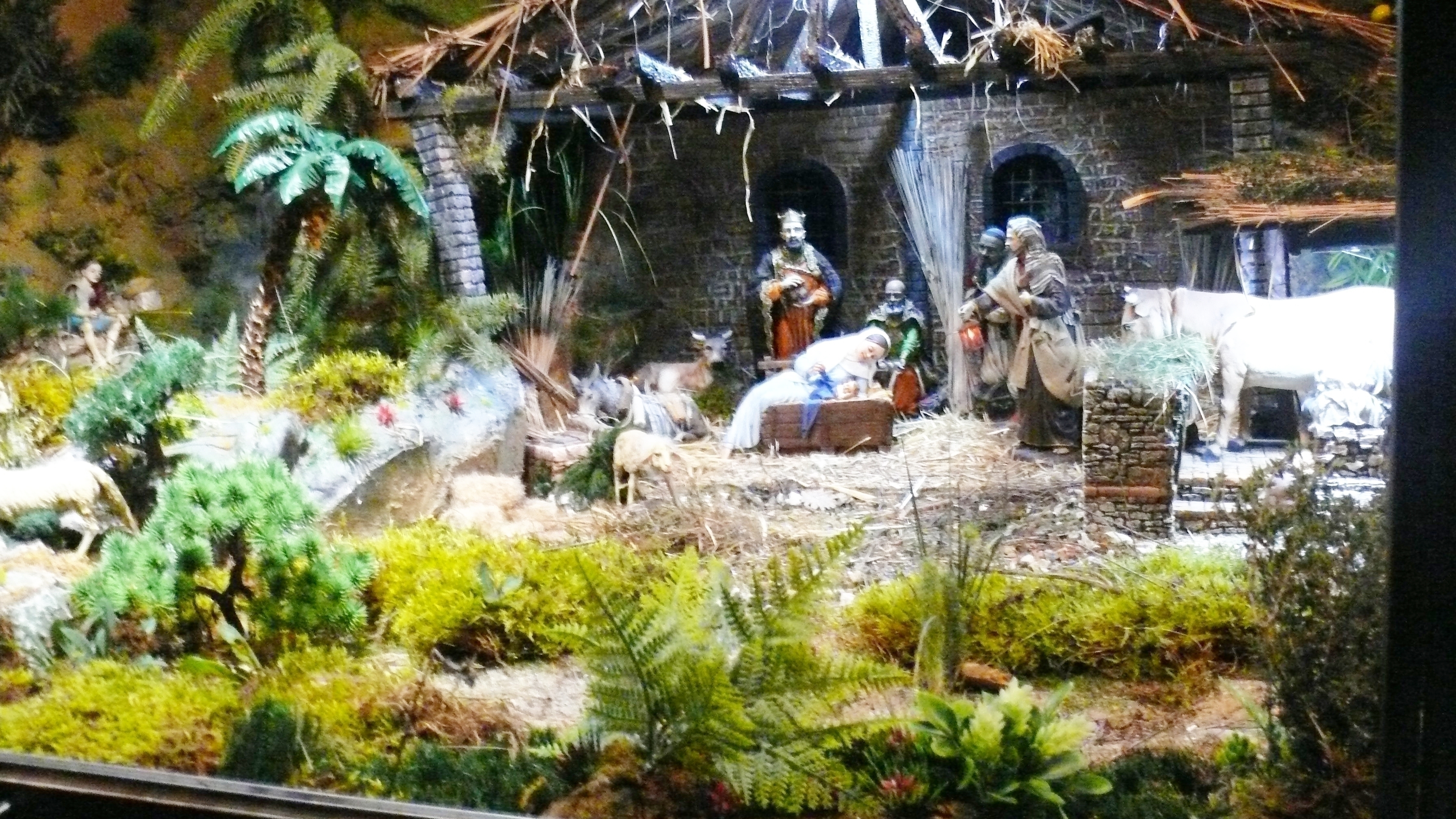 Une magnifique crèche animée à l'entrée de la cathédrale.