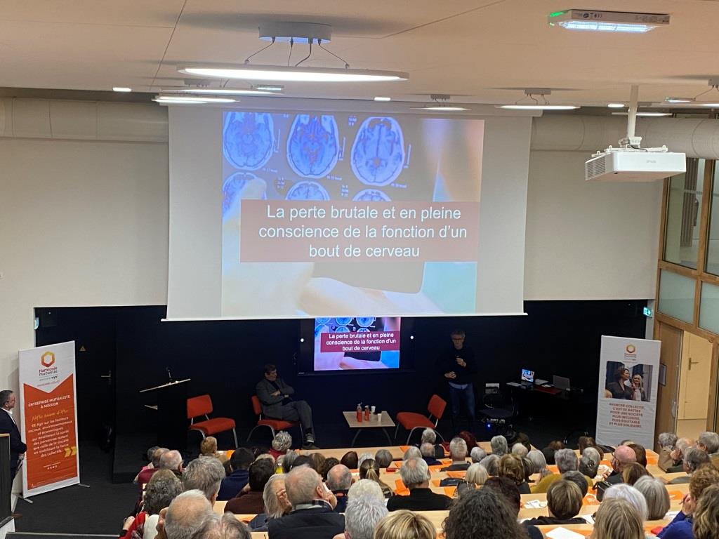 et visiblement très intéressée par l'exposé des medecins