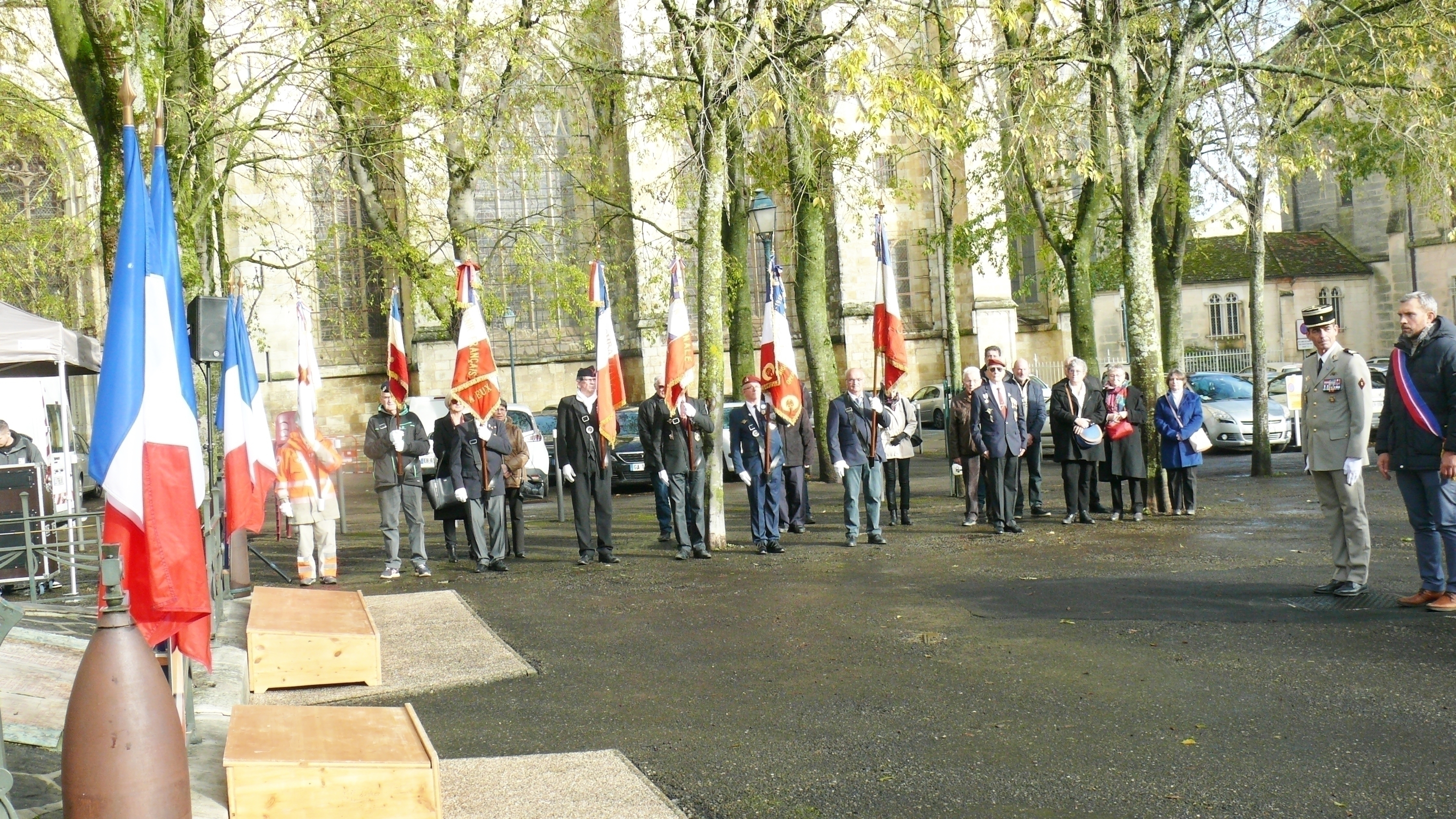 Les porte-drapeaux et le public.