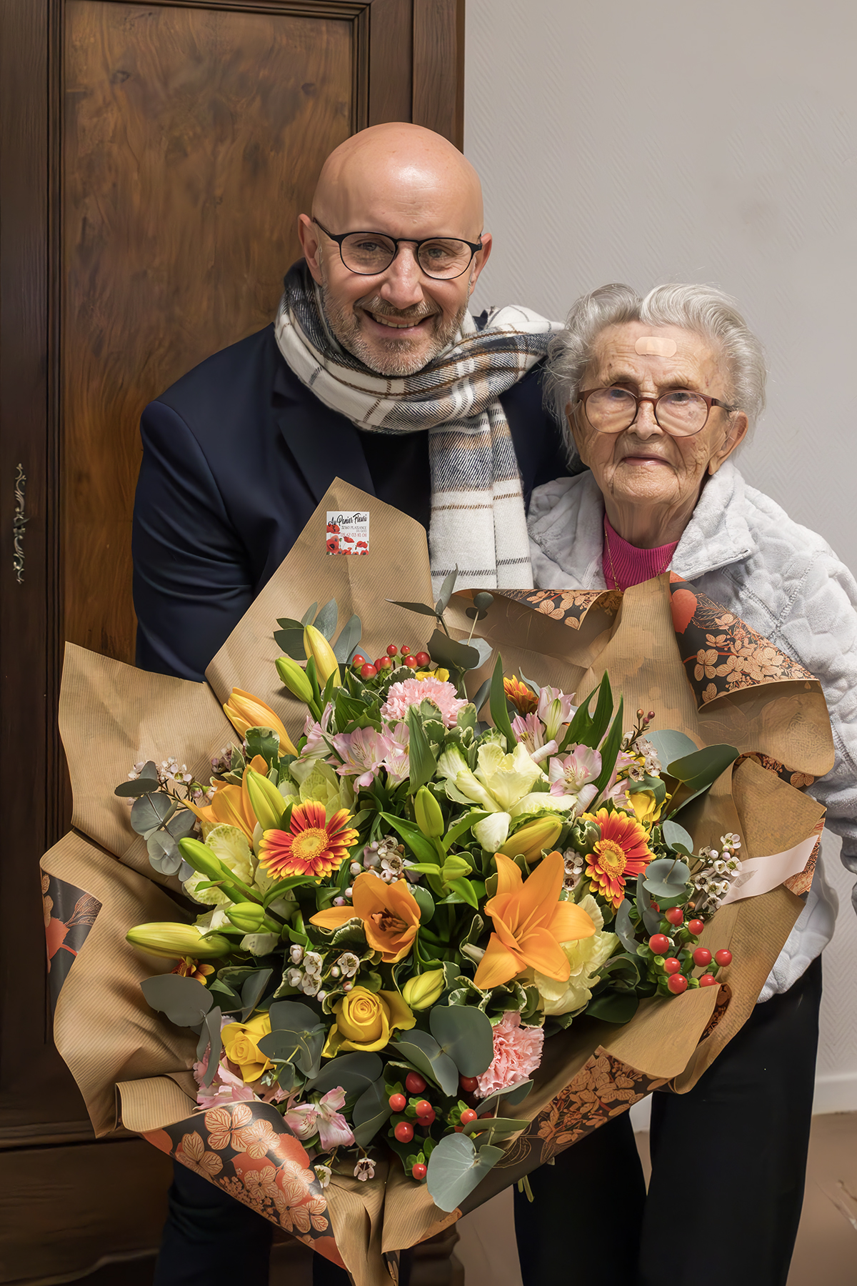 le maire de Termes d'Armagnac félicite Jeannette et lui remet un bouquet de fleurs
