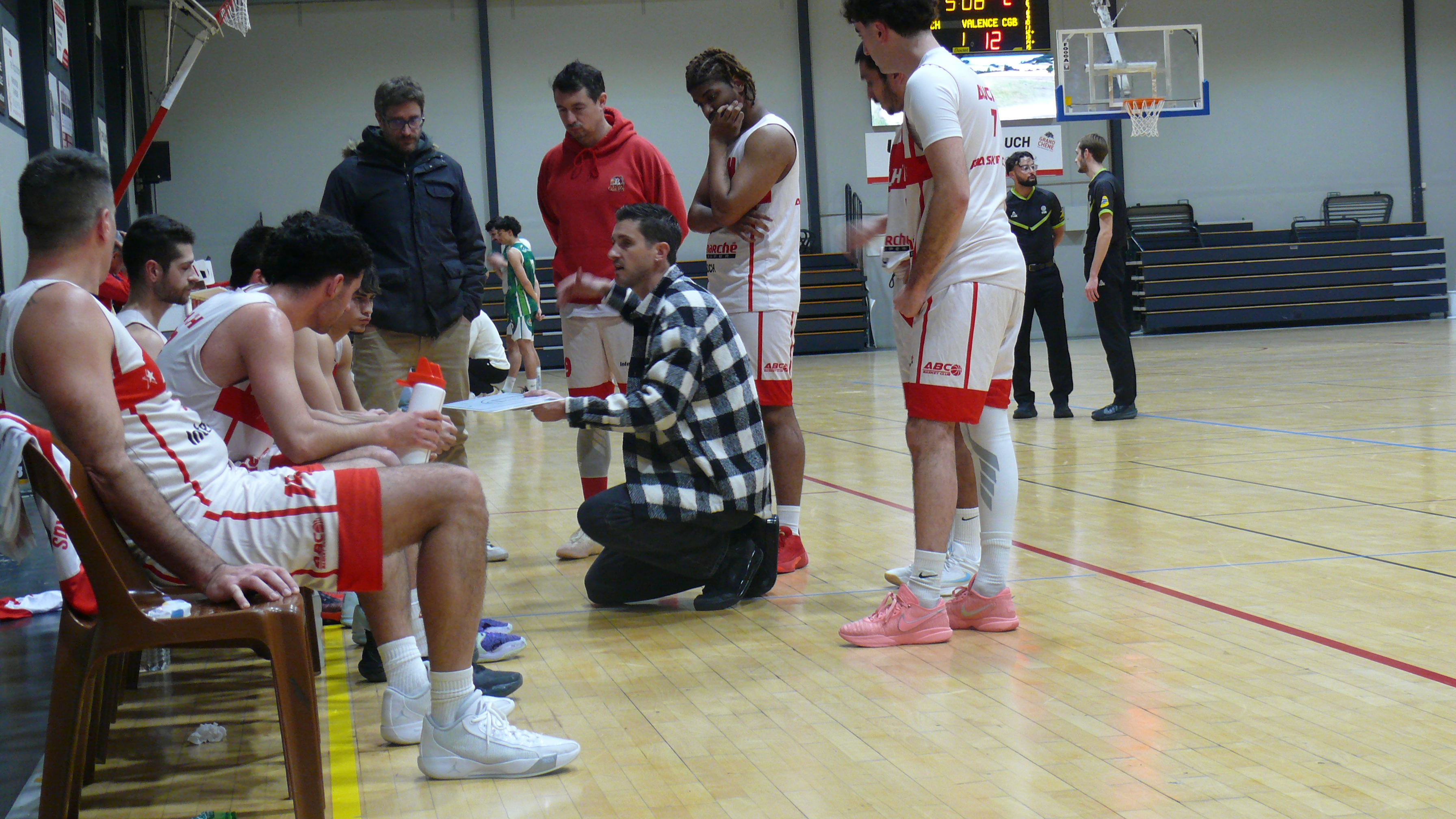 Le coach auscitain, Jeremy Auffret, lors d'un temps mort.