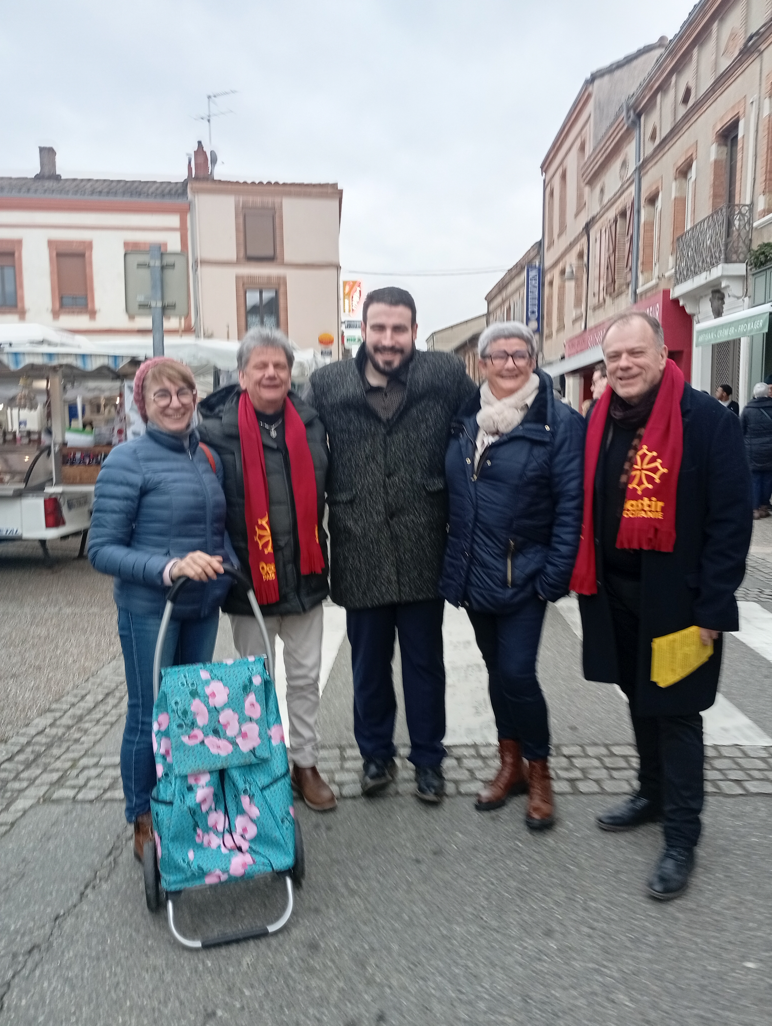 Avec Gabin Ducauze liste "Notre parti L'Isle-Jourdain", entouré de Nathalie et Christine, JLuc Davezac et Pierre-Louis pour Bastir Occitanie
