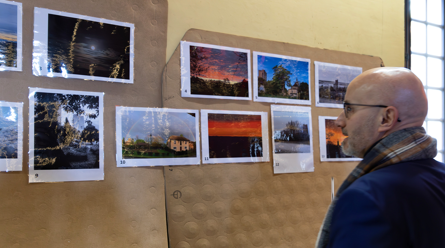 Thibault Renaudin admire les photos de Termes-d'Armagnac