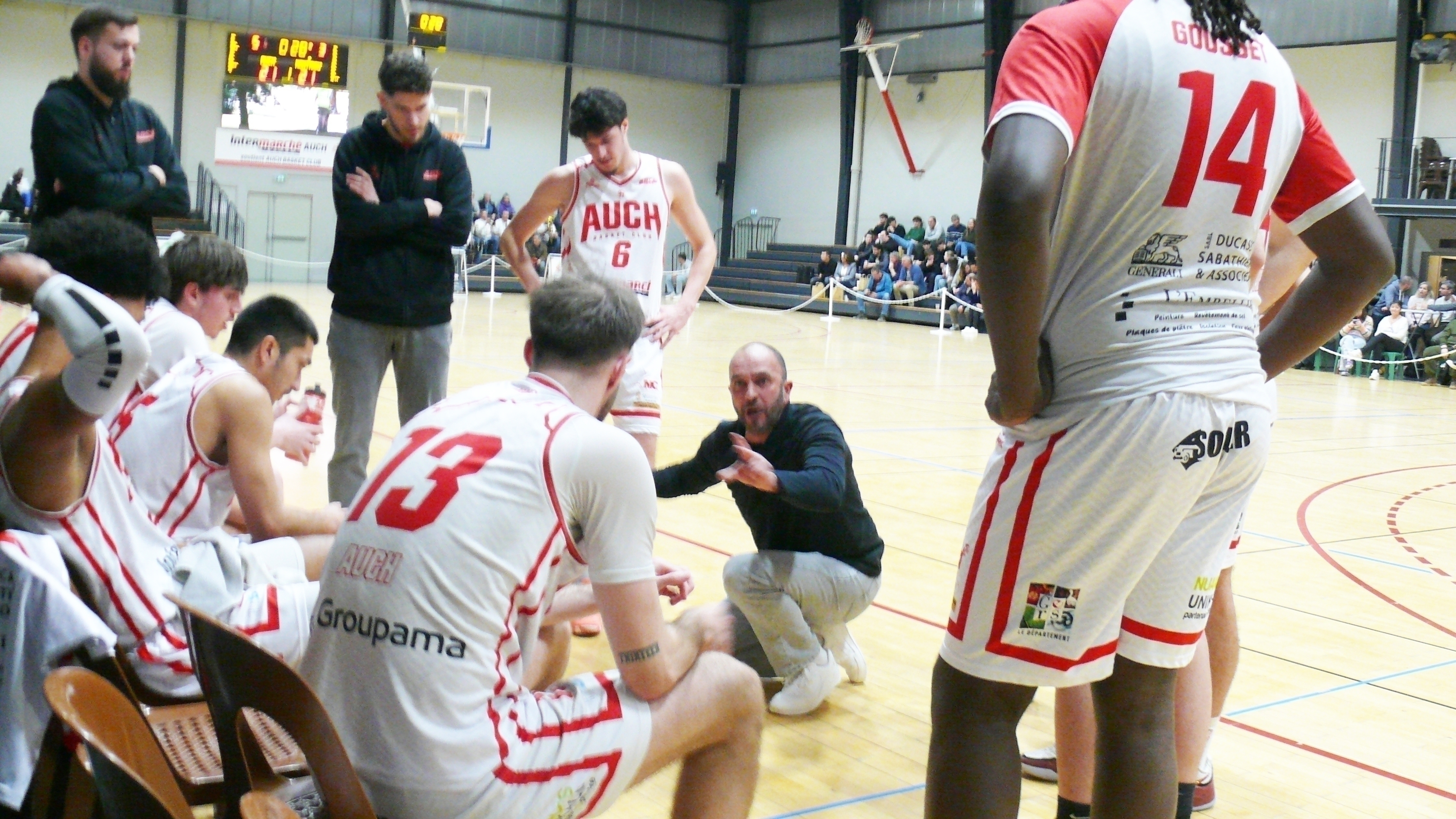 Le coach, Jérôme Séailles, motive les joueurs.