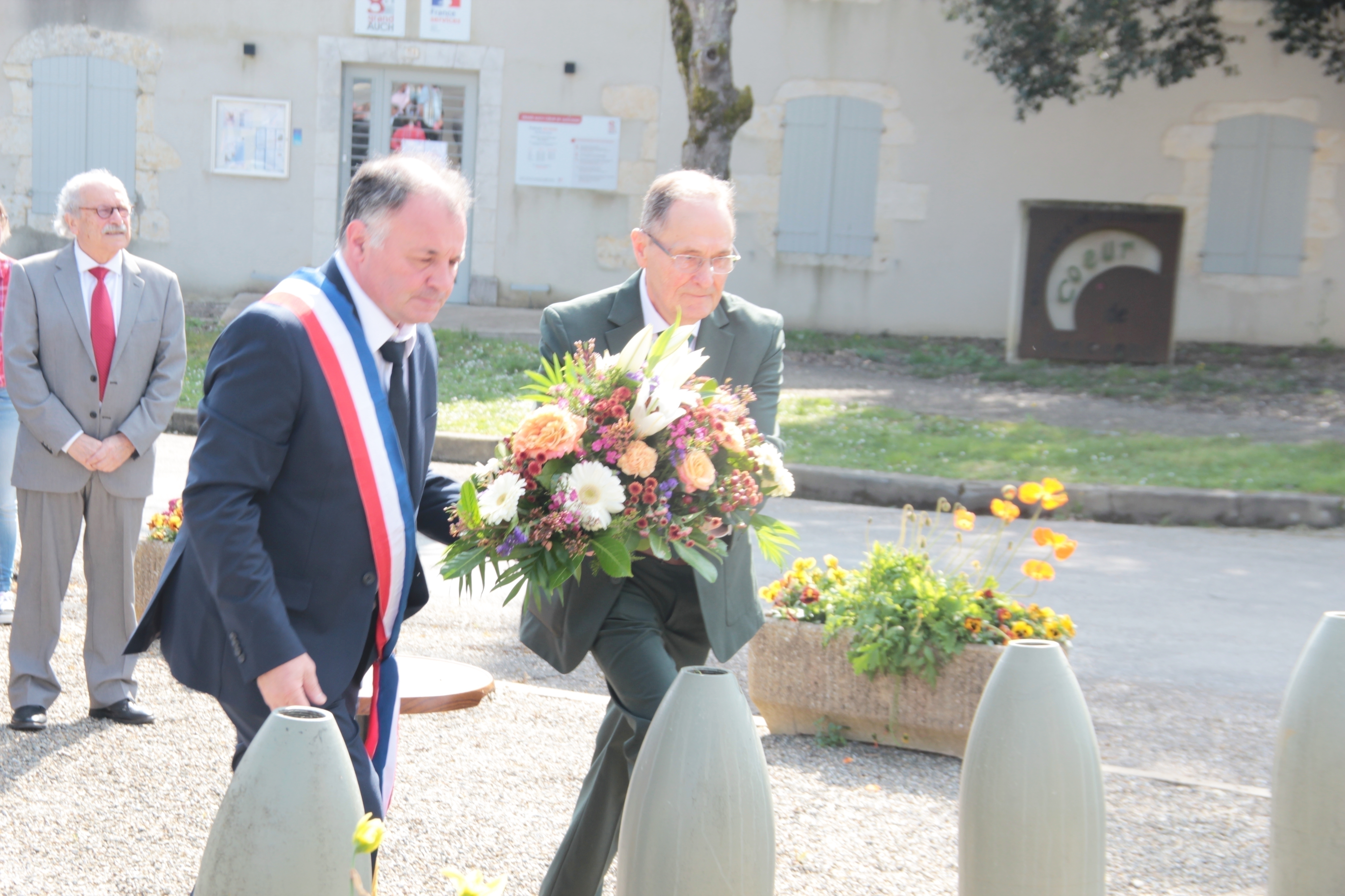 Dépôt de gerbe au monument aux morts.
