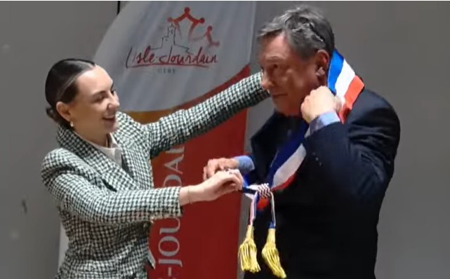 Mr le Maire reçoit son écharpe de la 1ere adjointe