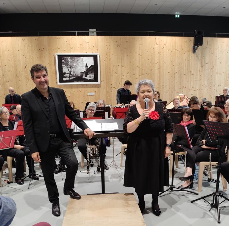 Vincent Blesz et Isabelle Avezac  présentent l'orchestre et le programme,