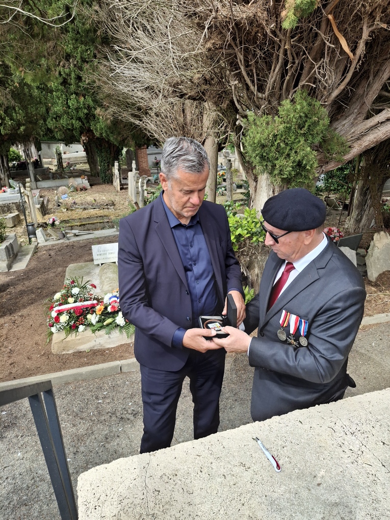 Damian Polkotycki remet à Serge Labordère l'insigne des Anciens combattants polonais en France.jpg
