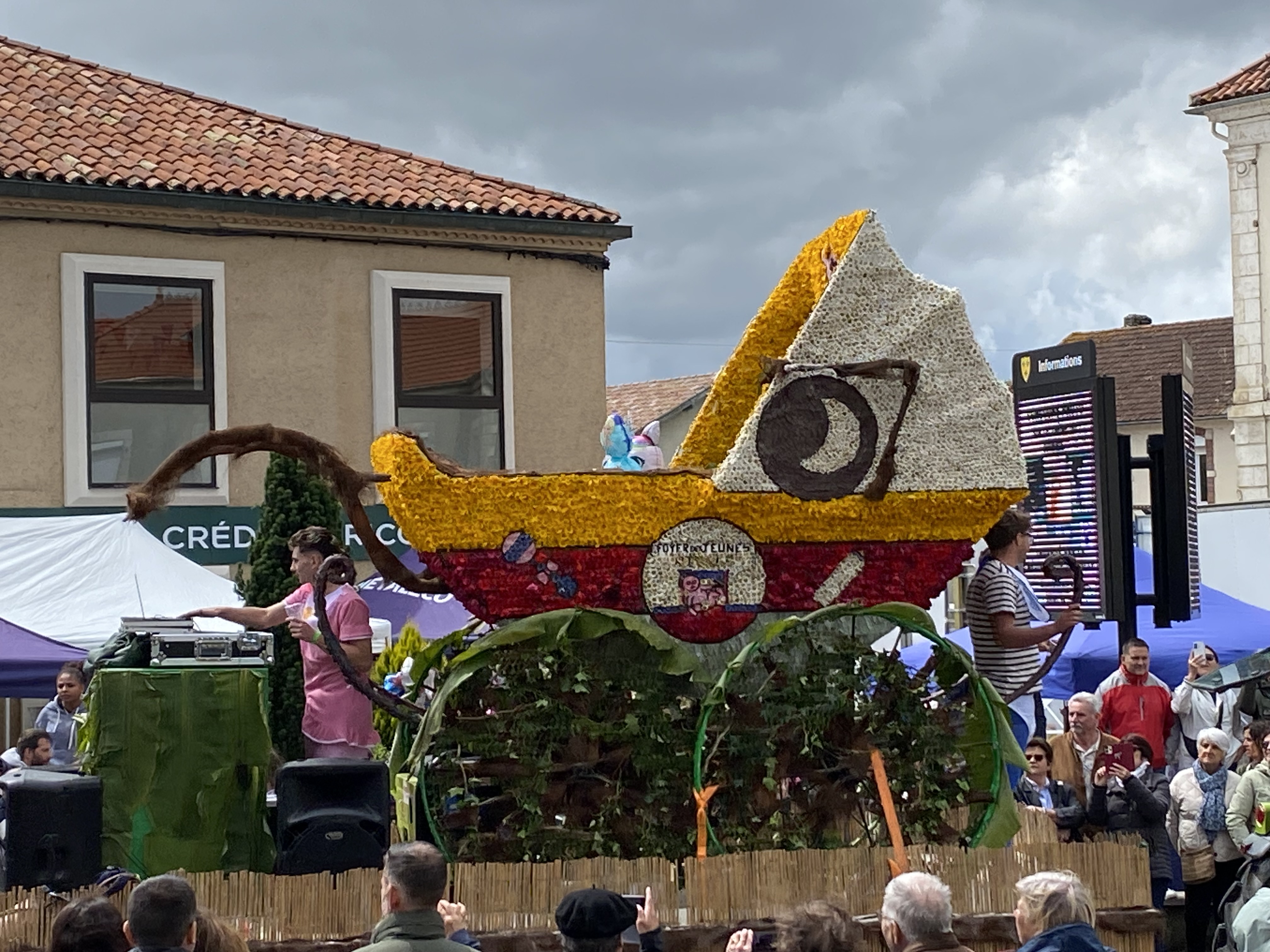 Avec les jeunes ,c'est toute une fête intergénérationnelle à travers ce nouveau corso fleuri