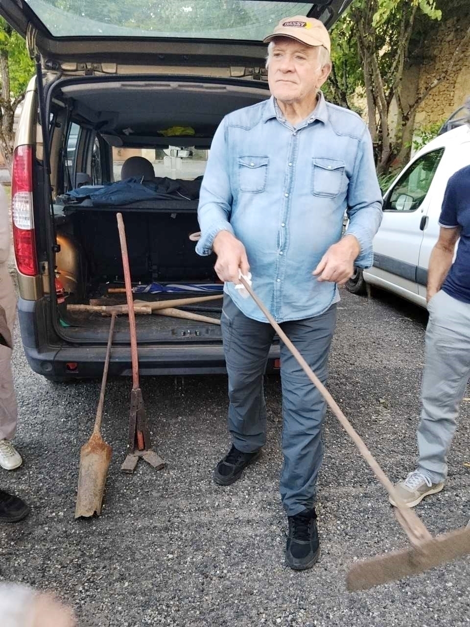 Bernard a porté des vieux outils.