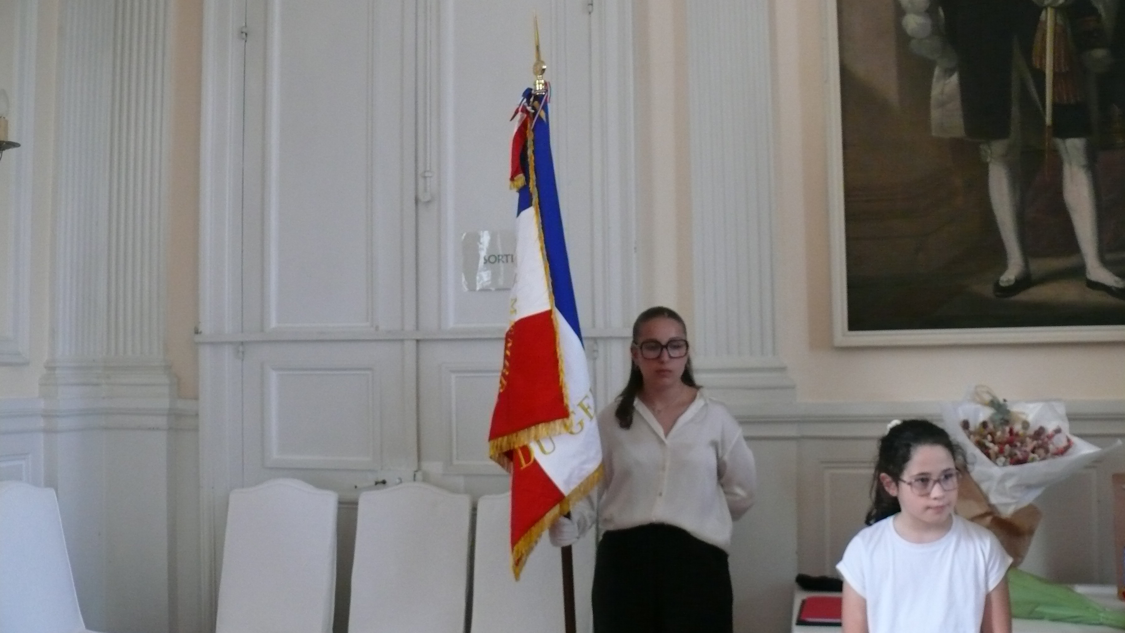 Clara, 18 ans, Cadet de la gendarmerie a été le porte-drapeau de la cérémonie.