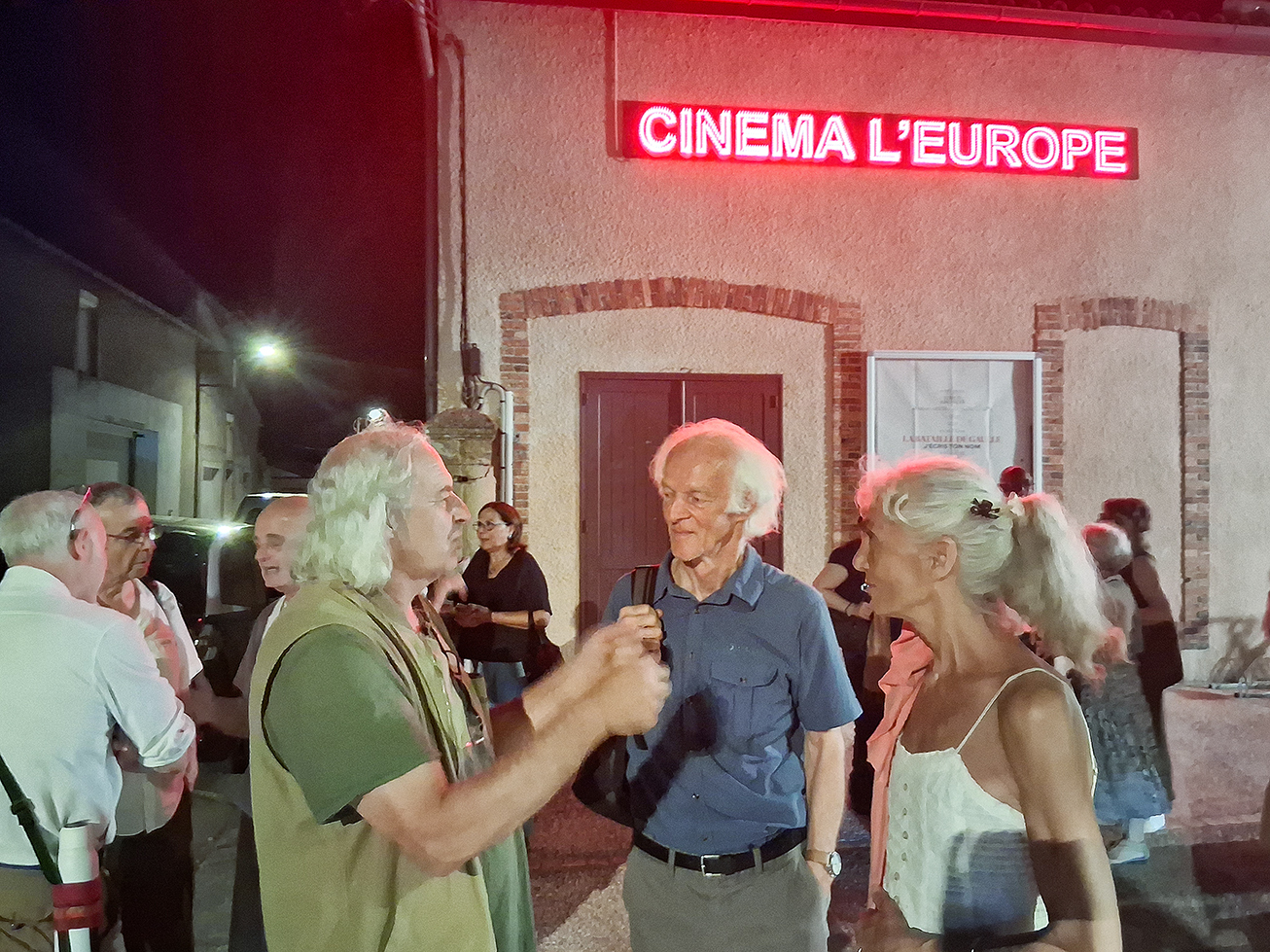 Ernst Zürcher (au centre) dialogue avec les spectateurs sur le parvis