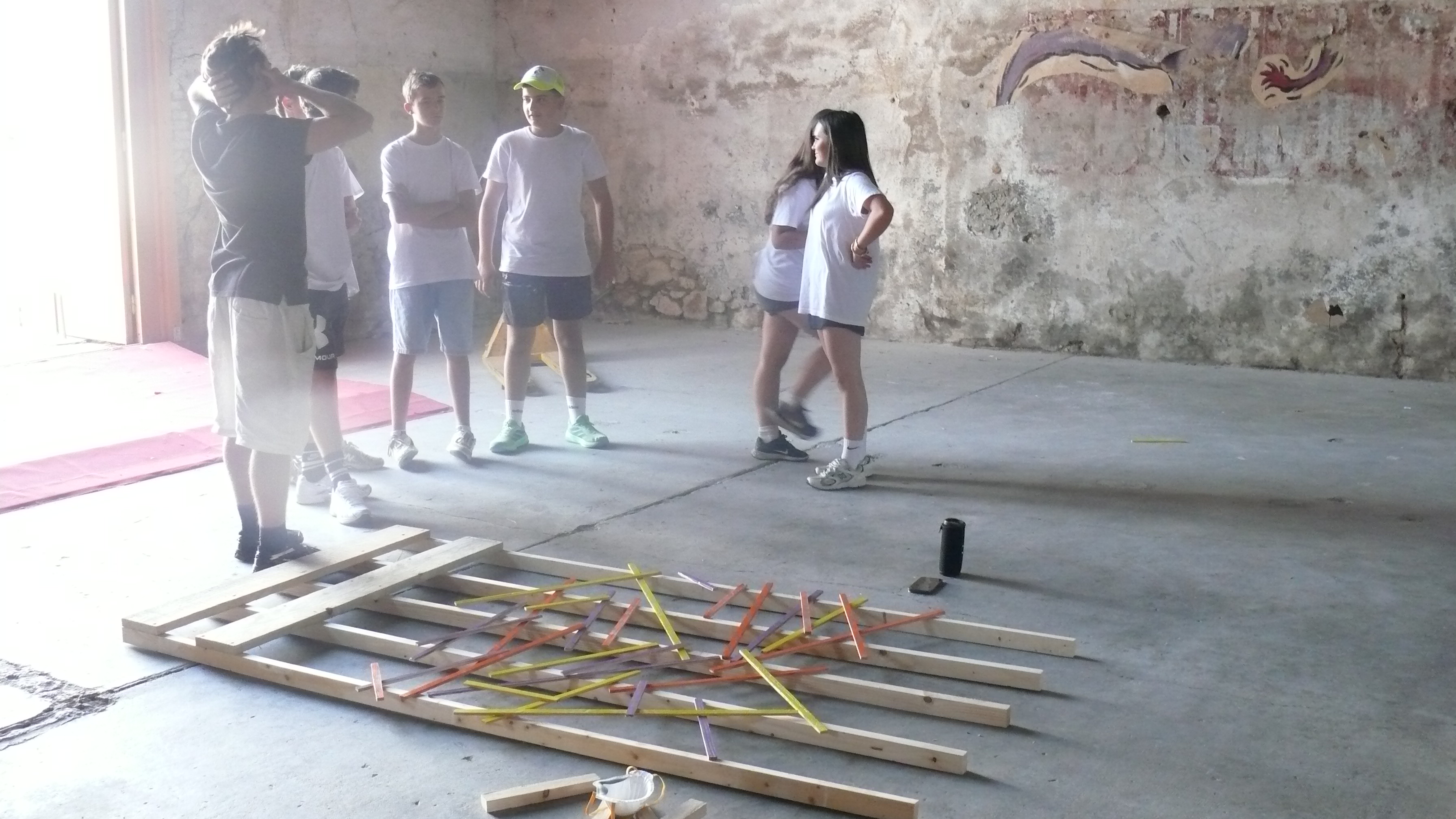 Les adolescents devant une ébauche de structure.