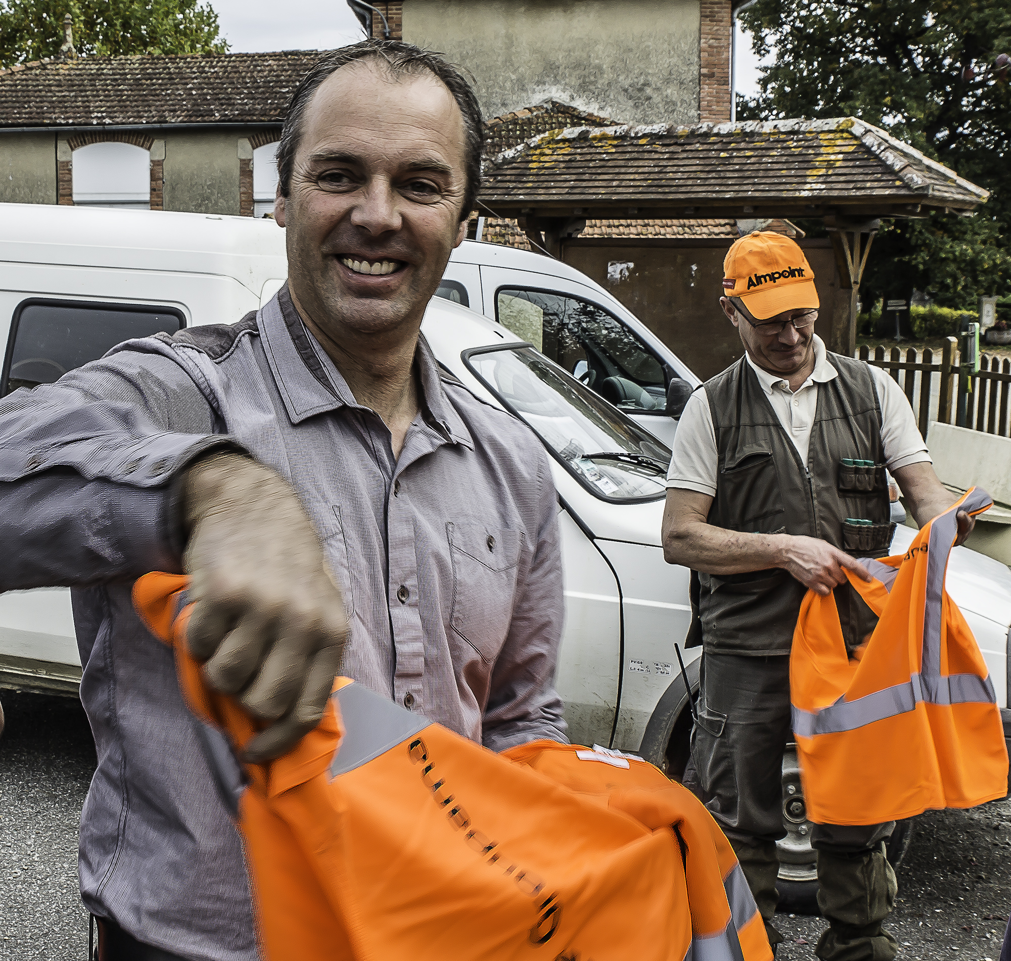 Fabrice Laffargue distribue les gilets 1bis 251015.jpg