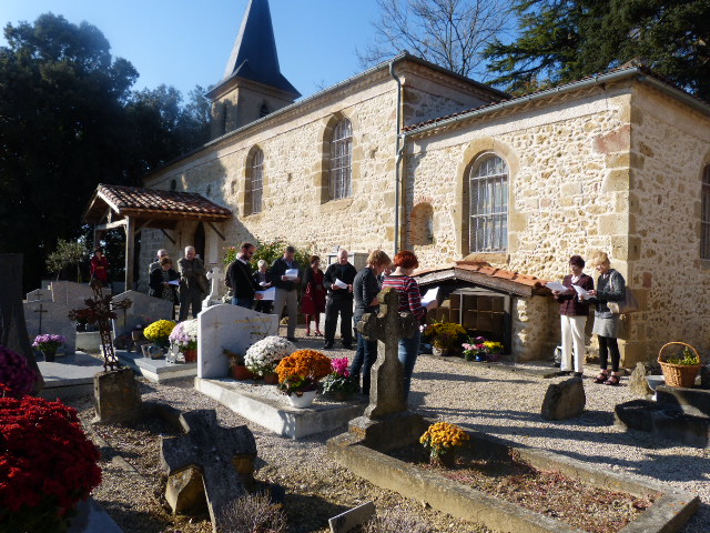 024.JPG les prières au cimetière