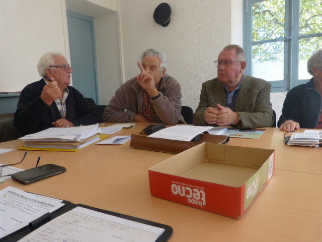 005.JPG Le présiden Bernard Herman à gauche mène les débats