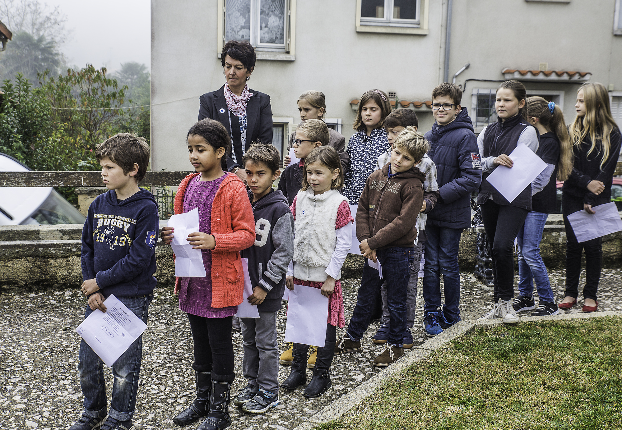 Les enfants vont lire des textes 1bis 111115.jpg