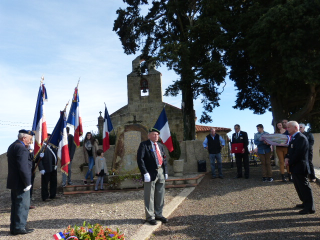 019.JPG la cérémonie devant la stèle de Monpardiac