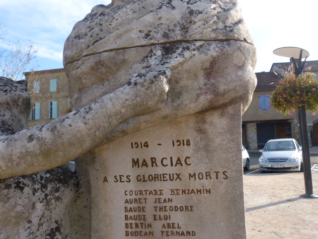 051.JPGlenom de benjami Courtade figure désormais sur me monumet aux morts
