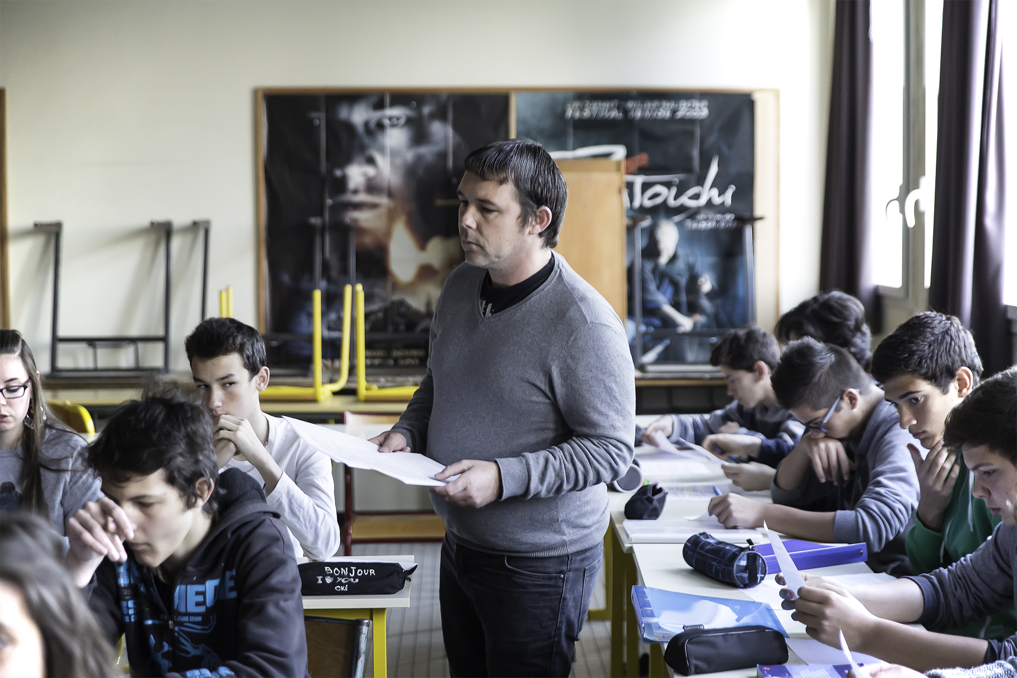 Un assistant d'éducation distribue les travaux 1bis 161015.jpg
