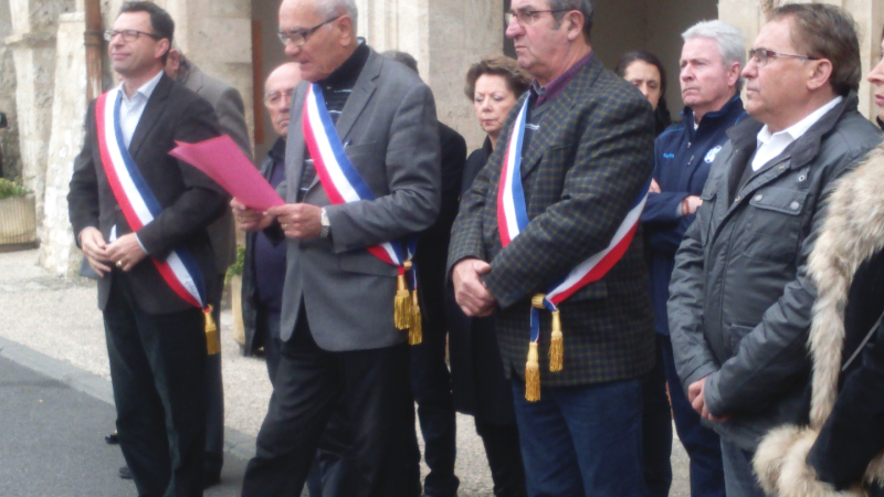 MAUVEZIN - la minute de silence a eu lieu...