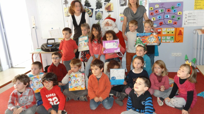 SEISSAN Le Père Noël a fait une halte à l'école 