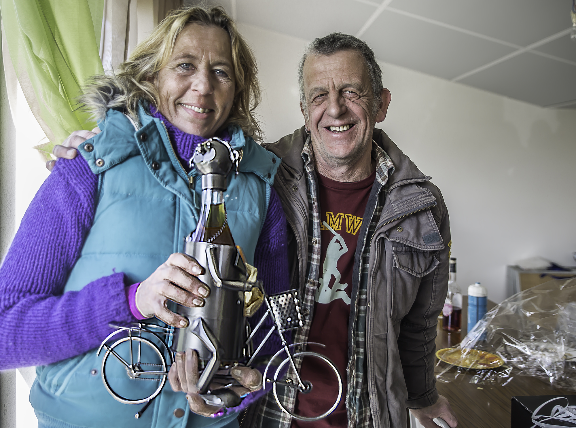 Philippa et Dave Jonnson reçoivent leurs cadeaux 1bis 170116.jpg