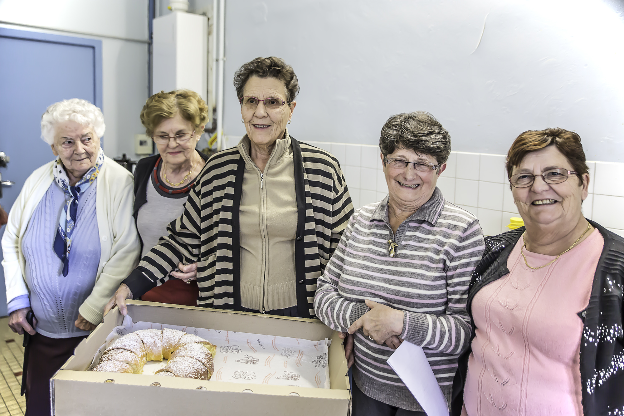 On apporte le gâteau des rois 1bis 200116.jpg
