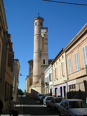 L'Isle-jourdain_(Gers)_-_Rue_de_la_République_-_Collégiale_Saint-Martin_-_20060831.jpg