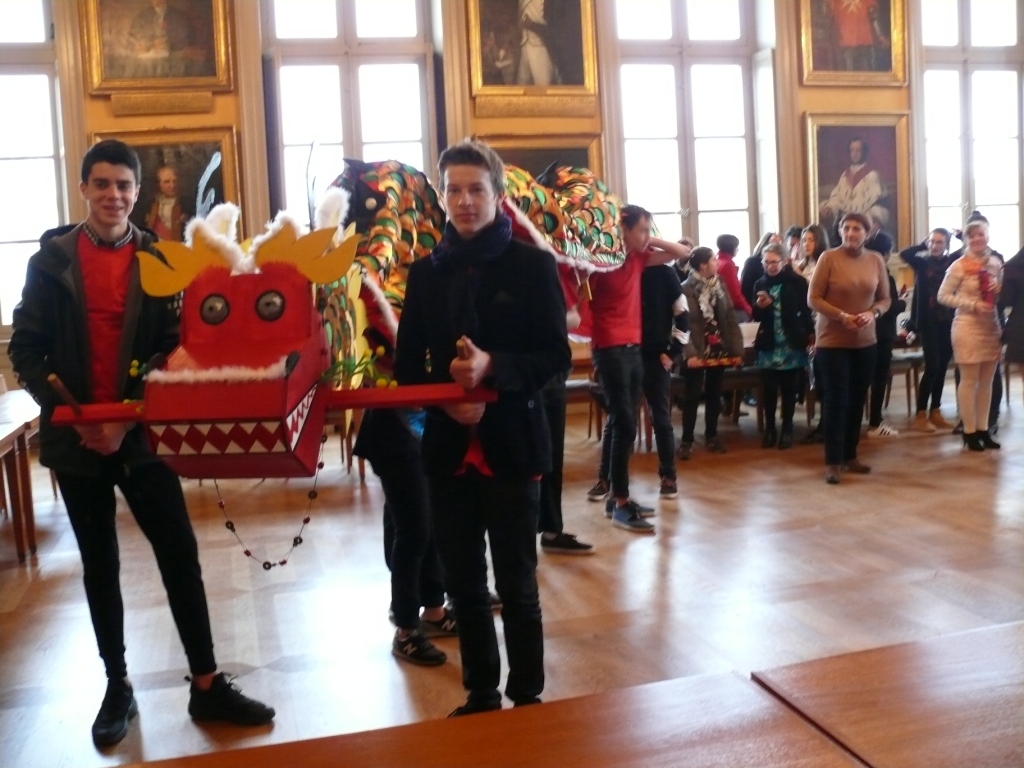 Le dragon sort de la salle des Illustres.