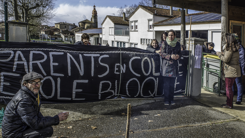 Les parents d'élèves continuent à bloquer l'école d'Aignan