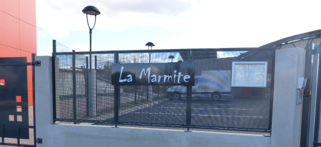 l'entrée du restaurant scolaire