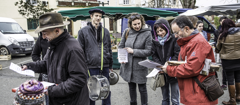 Les parents d'élèves de l'école d'Aignan au marché
