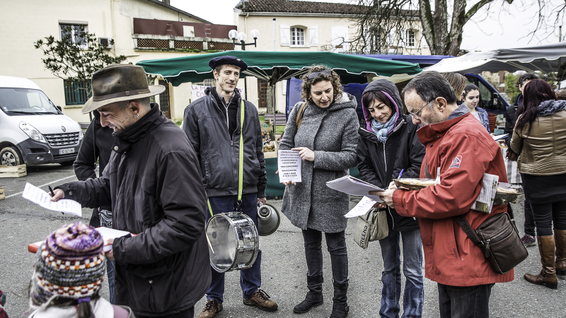 Les parents d'élèves de l'école d'Aignan au marché