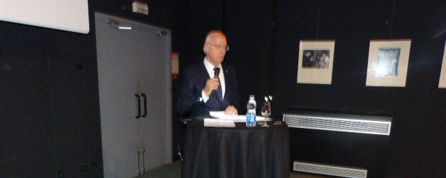 Jean Louis guilhaumon pendant la présentation  du festival 2016