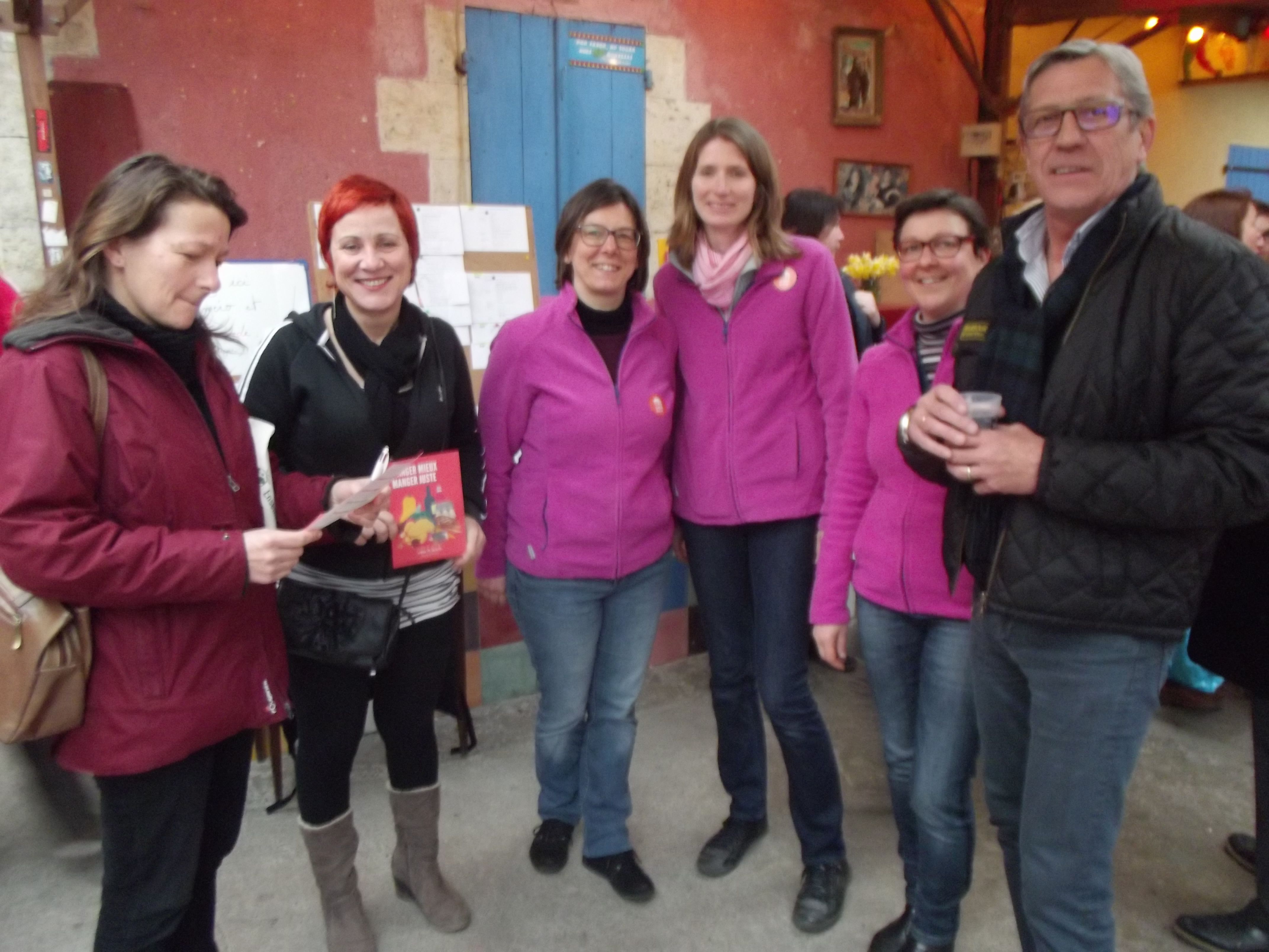 les animatrices de la ruche à Vic et Michel Espié le maire