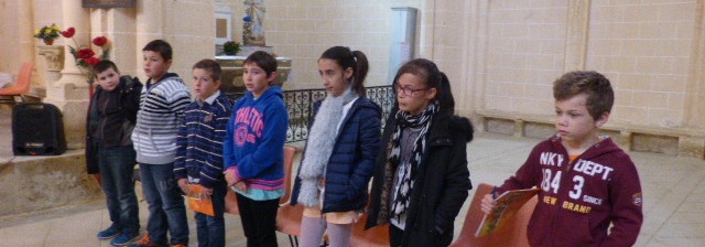 les enfants qui se préparent à recevoir la première communion