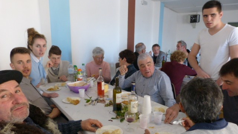 les marcheurs  de Bazian sur le coteaux de Courties