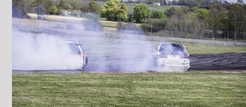 (Mise à jour) Audace, vitesse et précision: festival de dérapage à Nogaro