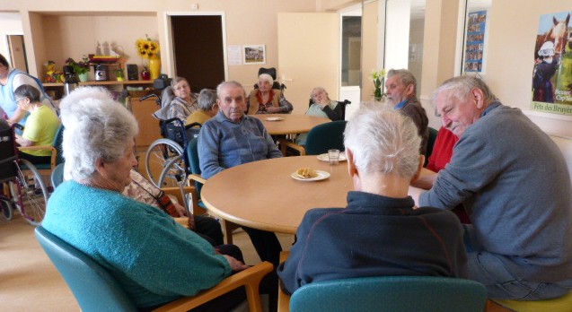 une table de résidents ravis de l'initiative
