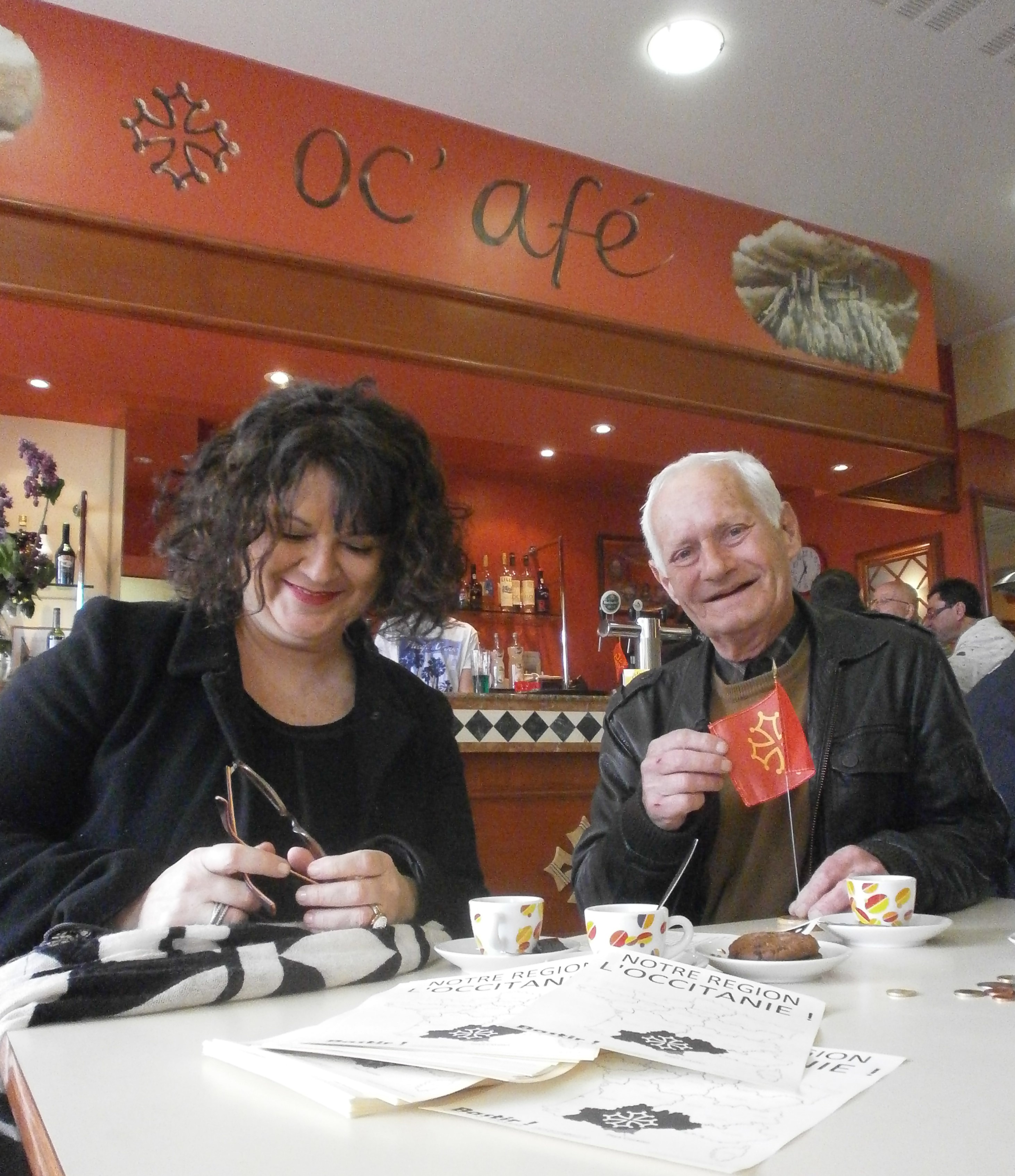Solange la  Présidente de Bastir! avec Jacques au OC'CAFE à L'Isle-Jourdain