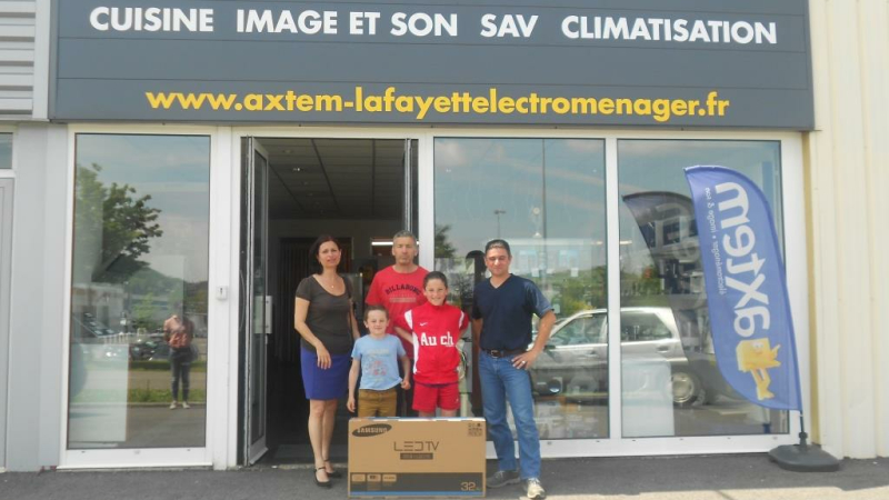 Remise du prix au gagnant de la tombola Auch Football