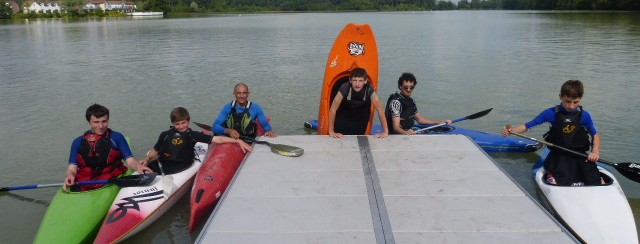 des jeunes adeptes du canoé
