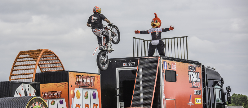 Nogaro: «Urban trial show» moto pendant la parade des camions décorés