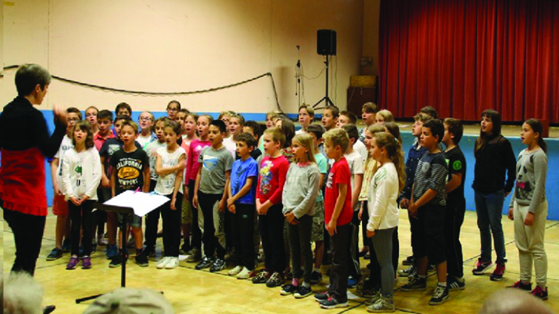 MIélan Les enfants offrent leurs chansons aux ainés