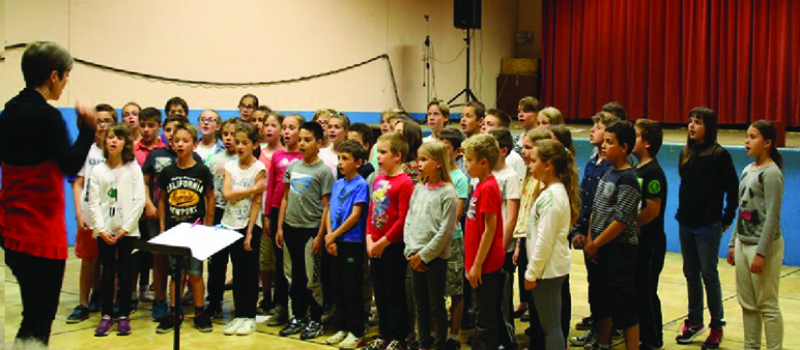 Les enfants offrent leurs plus belles chansons aux ainés