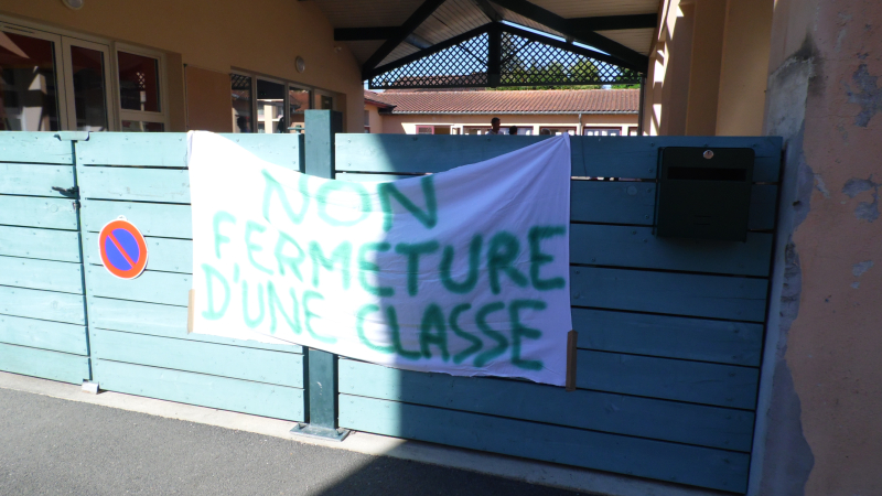 Occupation des deux écoles Maternelle et Primaire par les parents d'élèves mécontents 