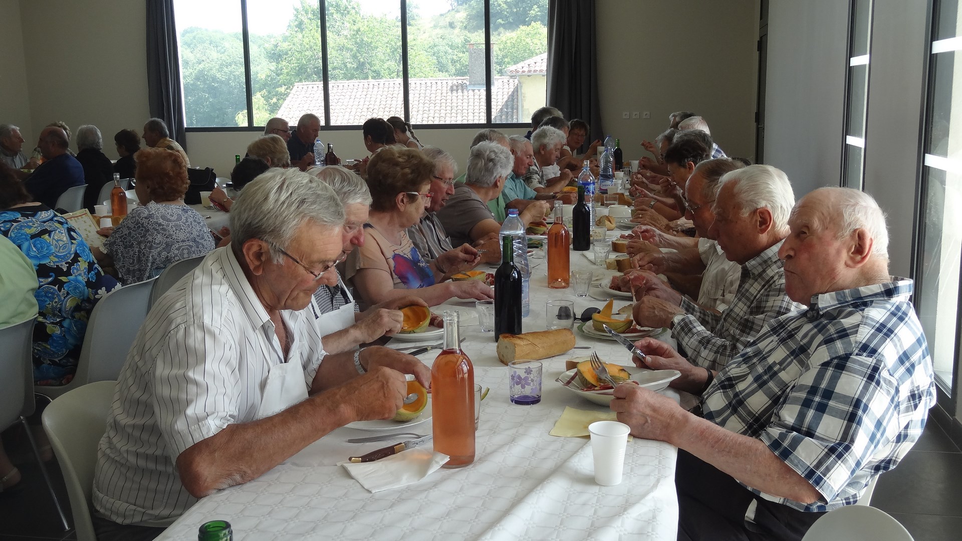 Autour de la table , on ne s'ennuyait pas 