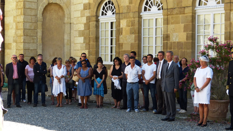 AUCH PREFECTURE:  l'émotion cour Jean Moulin 